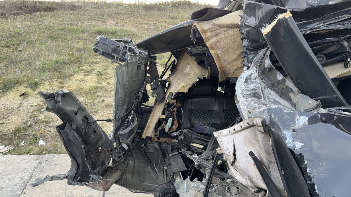 Emniyet şeridindeki VIP yolcu taşıma aracına kamyonet çarptı