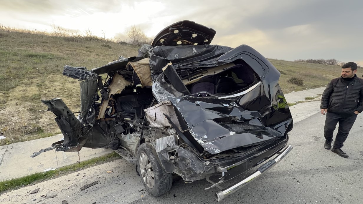 Emniyet şeridindeki VIP yolcu taşıma aracına kamyonet çarptı