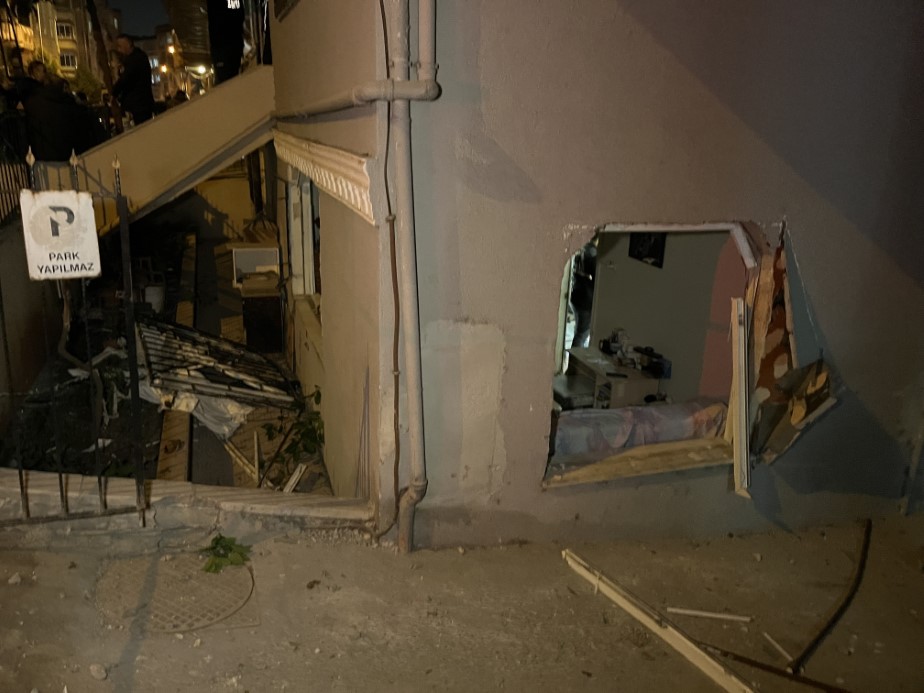 Güngören’de binadaki patlamada yaşlı çift yaralandı