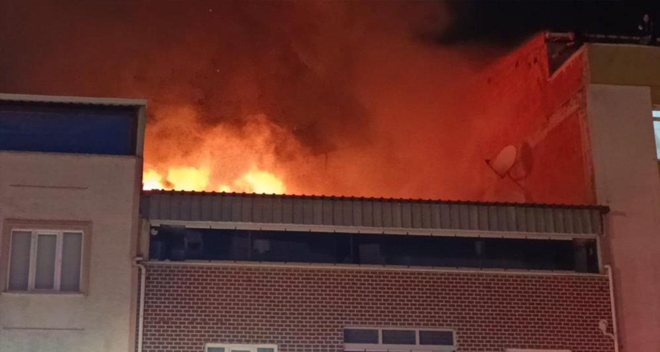 İki katlı evin çatısında çıkan yangın paniğe neden oldu