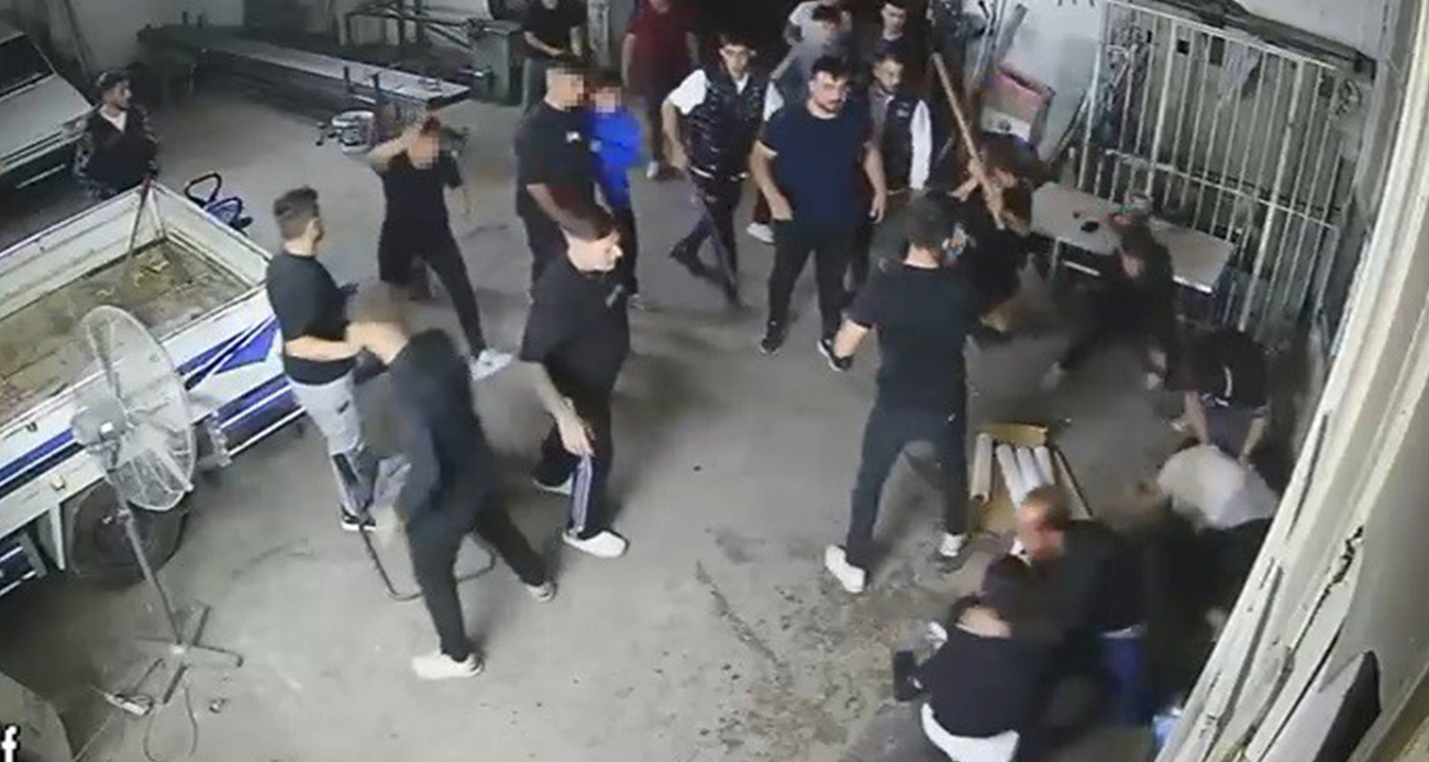 Sopa, kürek ve av tüfekli meydan savaşını andıran kavga kamerada