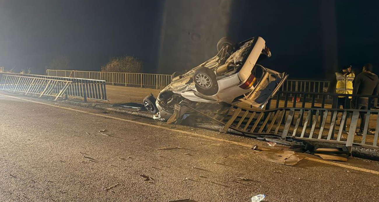 Köprü demirlerine çarpan araç hurdaya döndü: 1 ölü, 3 yaralı