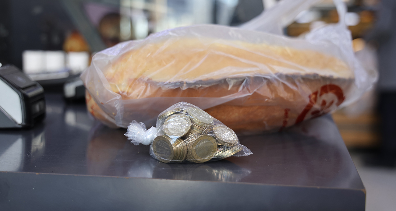 Yüz lira bozuk para getirene iki ekmek hediye