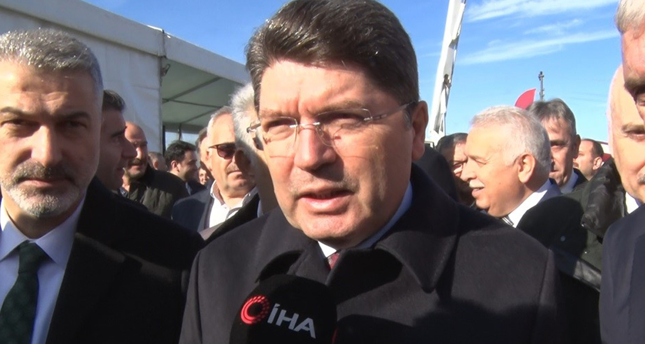 Adalet Bakanı Yılmaz Tunç, Futbolda Bahis ve Şike Operasyonu ile ilgili olarak "Burada yargımız, Cumhuriyet Başsavcılıklarımız bu konulardaki suç ihbarlarını dikkate alarak gerekli soruşturmaları başlatıp devam ettiriyorlar. Hep beraber soruşturmanın seyrini takip edeceğiz" dedi.