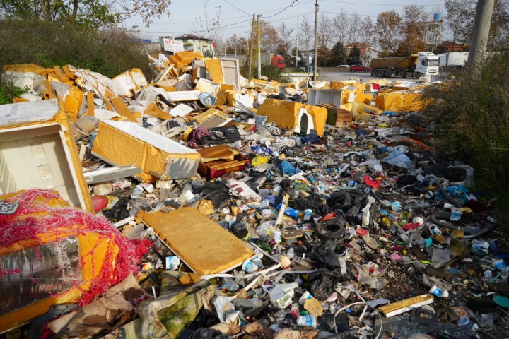 Açık hava çöplüğü: Güveç bile var