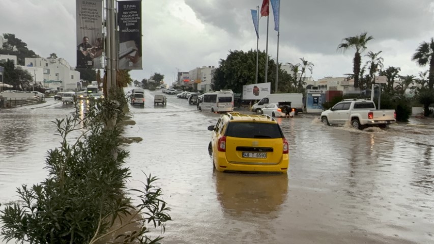Bodrumda sokaklar göle döndü araçlar sular altında kaldı