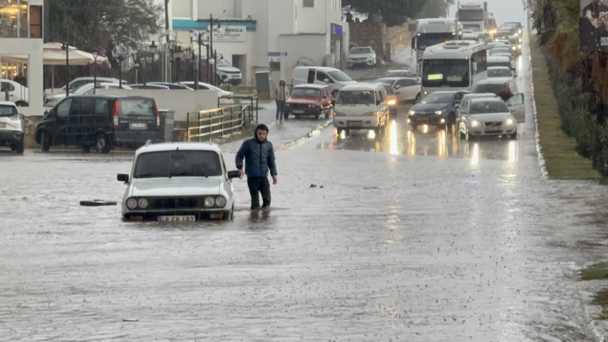 Bodrumda sokaklar göle döndü araçlar sular altında kaldı