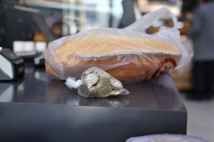 Yüz lira bozuk para getirene iki ekmek hediye