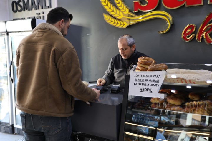 Yüz lira bozuk para getirene iki ekmek hediye