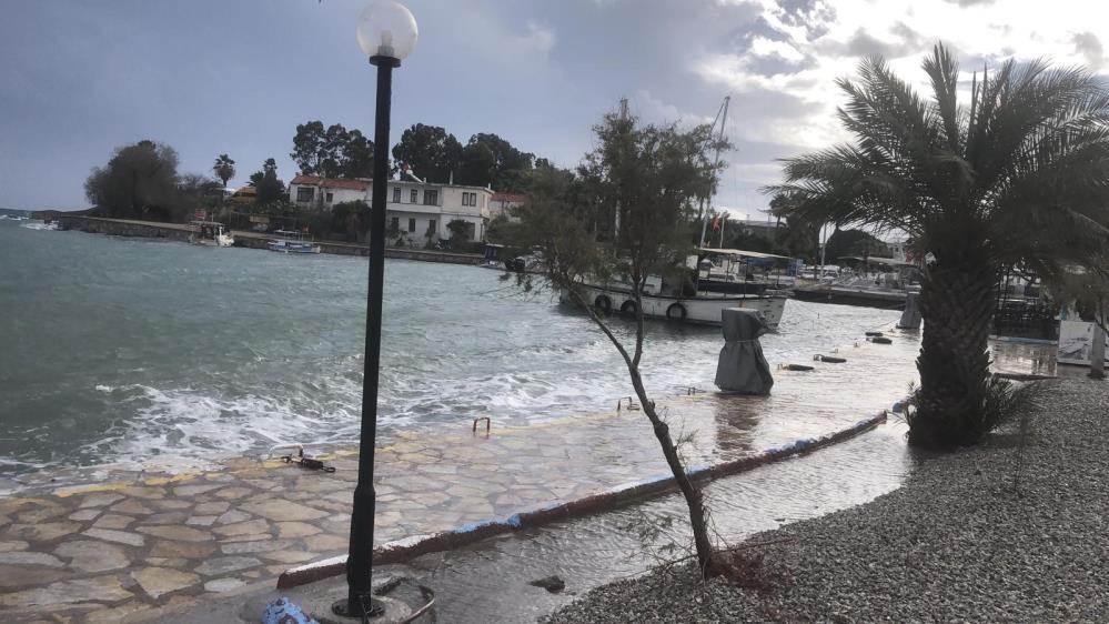 Datça’da sağanak yağış ve fırtına kurumlar teyakkuza geçirdi