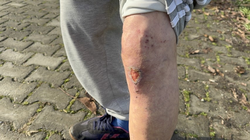 Altın çantasıyla evine girmek isteyen yaşlı adam gasbedildi: Dehşet anları kamerada