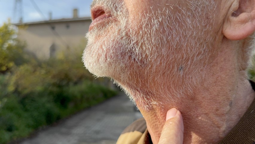 Altın çantasıyla evine girmek isteyen yaşlı adam gasbedildi: Dehşet anları kamerada