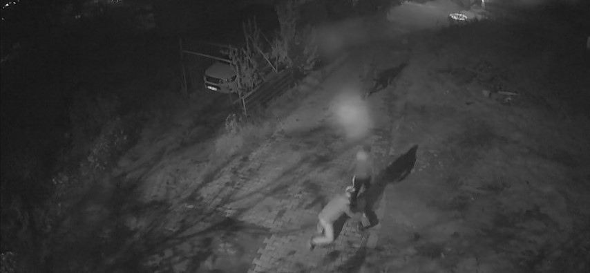 Altın çantasıyla evine girmek isteyen yaşlı adam gasbedildi: Dehşet anları kamerada