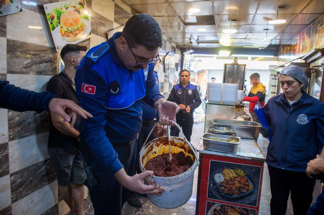 Dönerciden kurtlu salça ve turşu çıktı