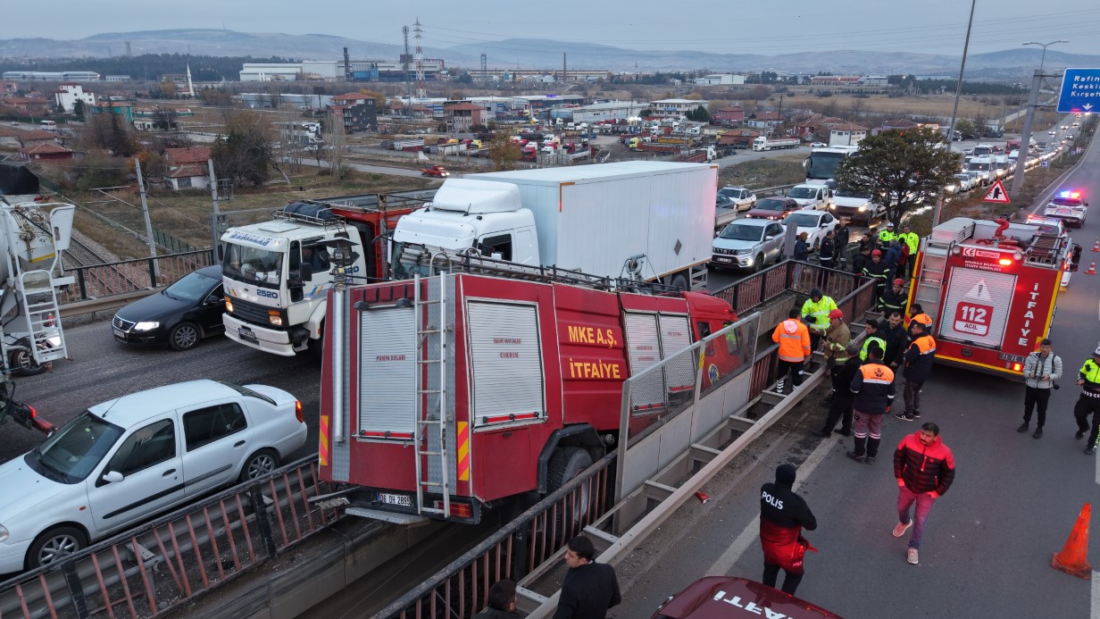Yüksek gerilim tellerine ramak kala, itfaiye aracı köprü arasında sıkıştı: 3 personel yaralı