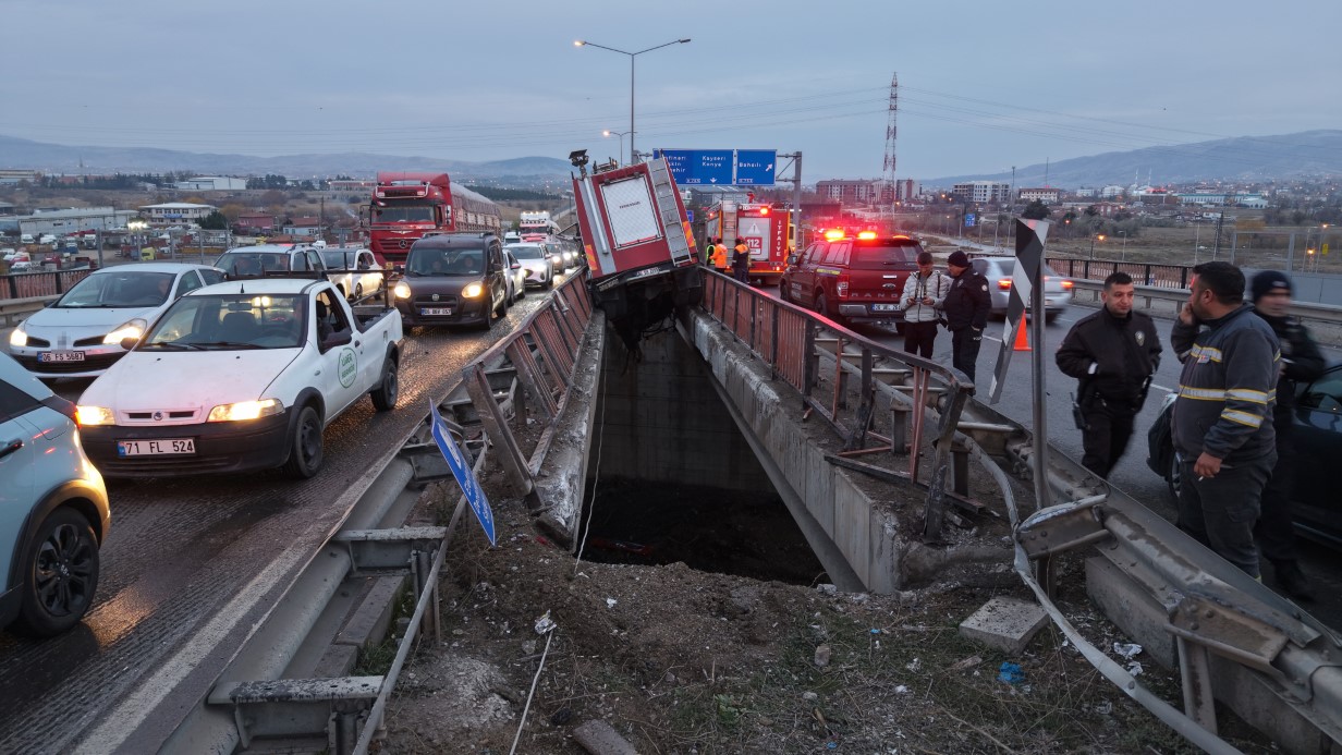 Yüksek gerilim tellerine ramak kala, itfaiye aracı köprü arasında sıkıştı: 3 personel yaralı