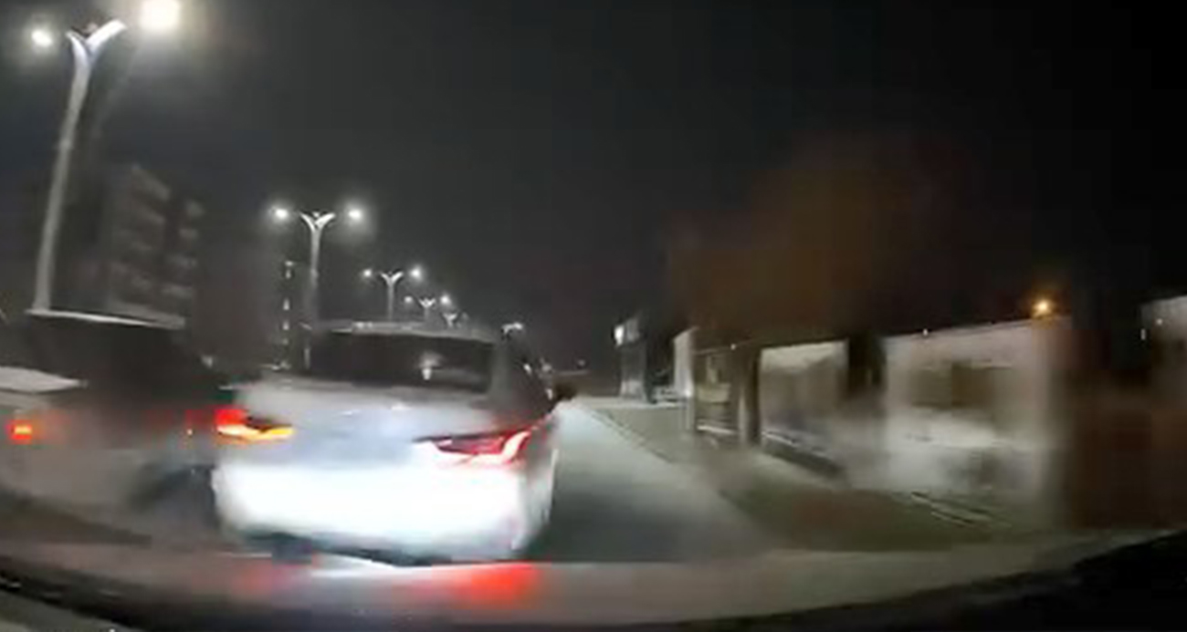  Elazığ'da bir otomobil sürücüsü, makas atarak bir araca çarptı. Kazada şans eseri ölen ya da yaralanan olmazken, o anlar araç kamerasına yansıdı.