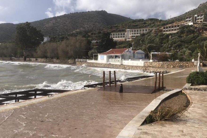 Datça’da sağanak yağış ve fırtına kurumlar teyakkuza geçirdi