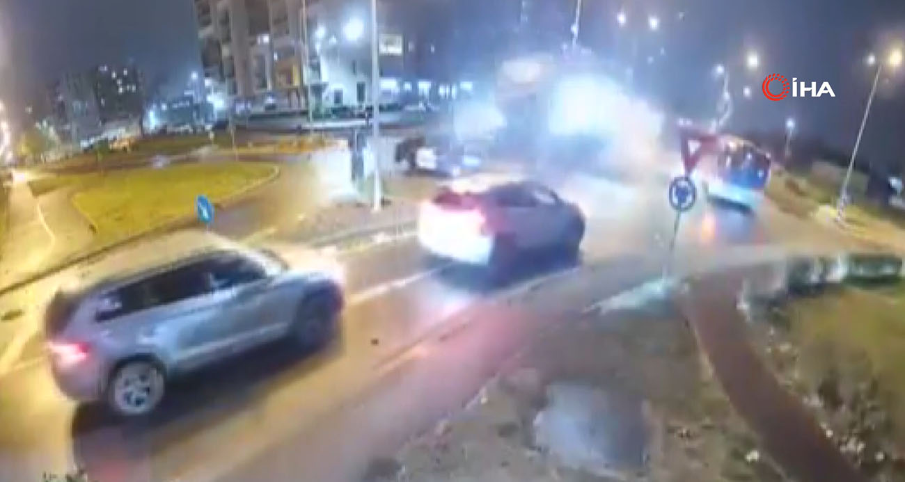 Romanya'nın Oradea kentinde kavşağa çarparak havalanan araç, karşı şeritteki 2 aracın üzerinden uçtu. O anlar kameraya saniye saniye yansırken, sürücü hafif yaralandı.