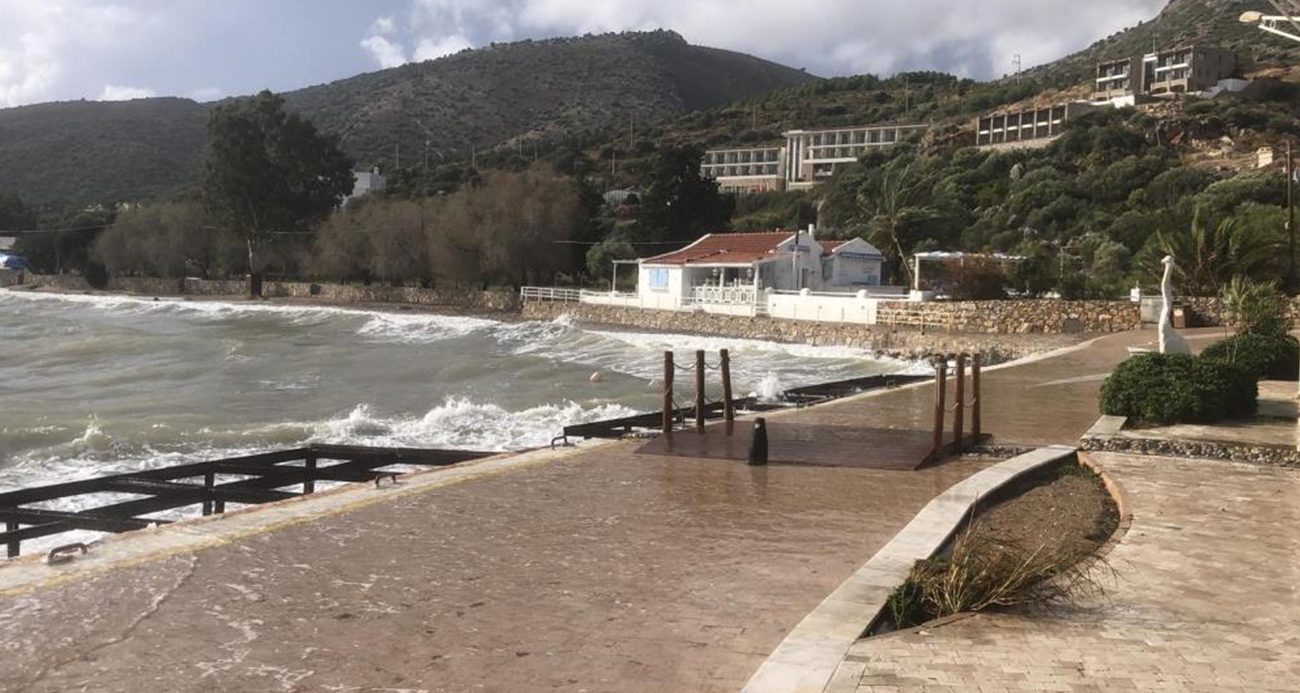 Muğla’nın Datça ilçesinde gece saatlerinde etkisini artıran sağanak yağmurla birlikte lodos, denizde hareketli saatlere neden oldu.