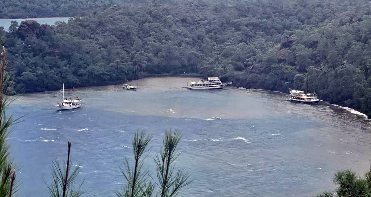 Muğla'nın Marmaris ilçesinde etkili olan sağanak yağış ve fırtına sebebiyle 3 tekne karaya oturdu.