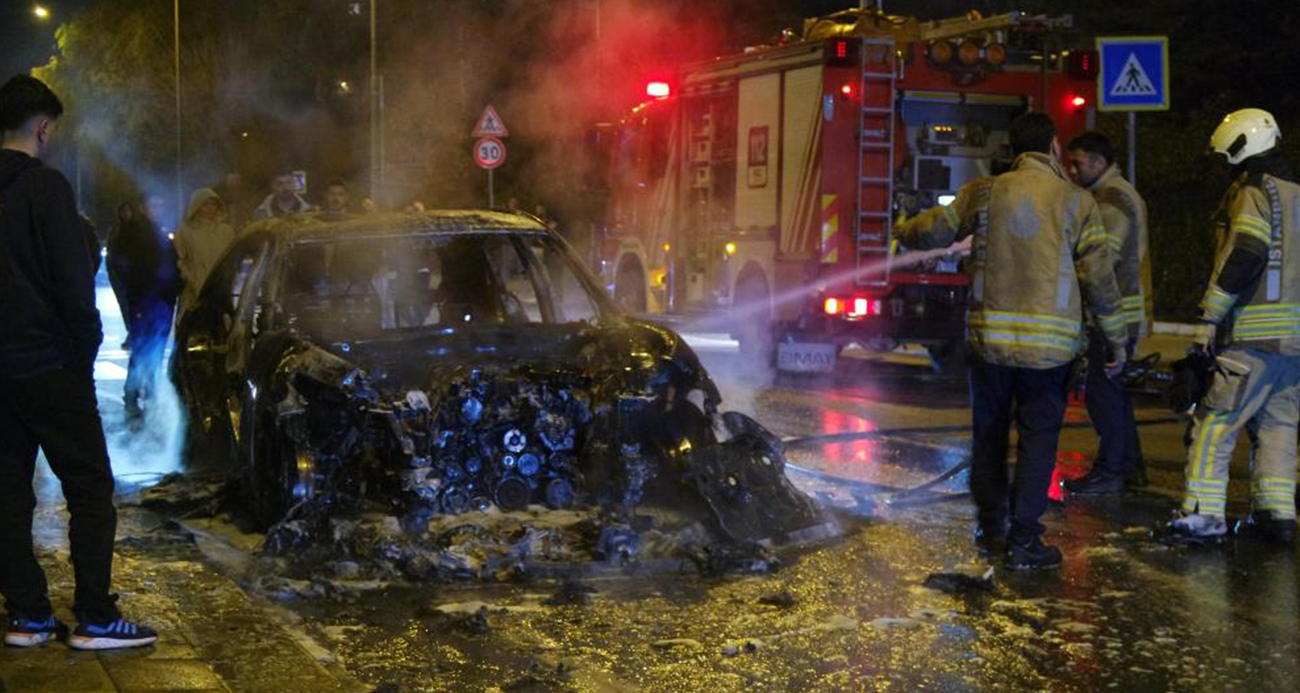 İstanbul Küçükçekmece’de seyir halindeki otomobil alev alev yandı. Yangın, itfaiye ekiplerince söndürülürken, araç kullanılamaz hale geldi.