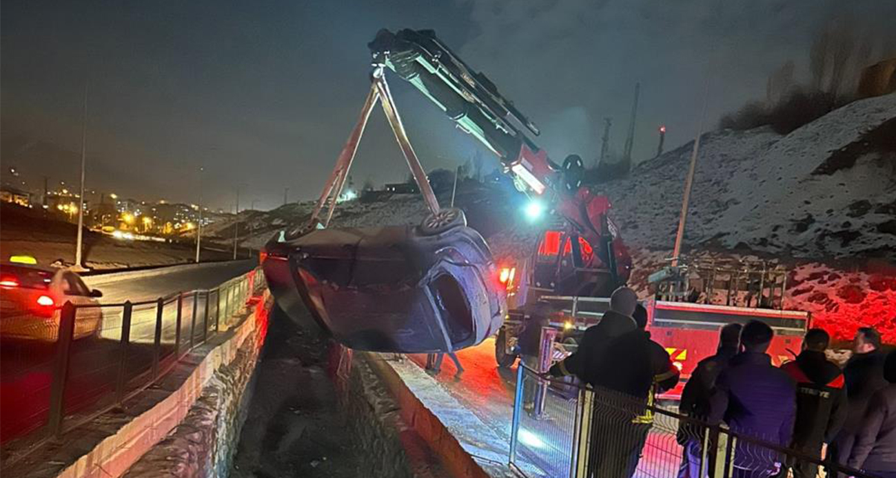  Hakkari'nin Yüksekova ilçesinde otomobilin su kanalına düşmesi sonucu araç sürücüsü hafif yaralandı.