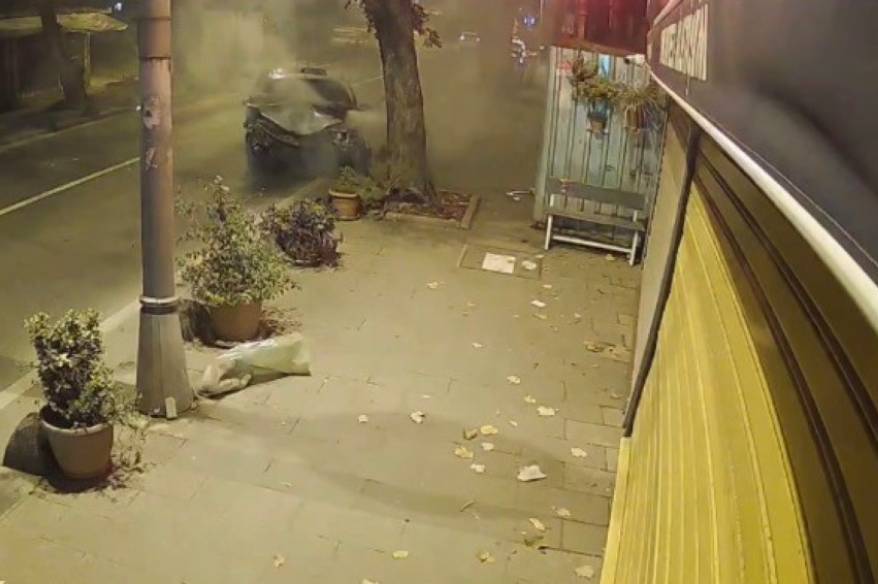 Ehliyetsiz sürücünün kullandığı otomobil ağaca çarpıp yola savruldu: 2 yaralı