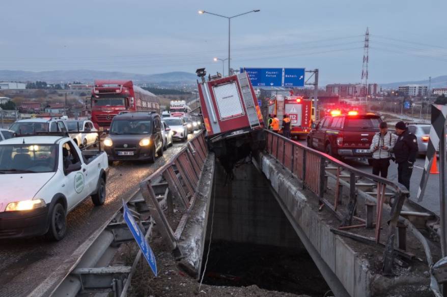 İtfaiye aracı köprü arasında sıkıştı: 3 personel yaralı