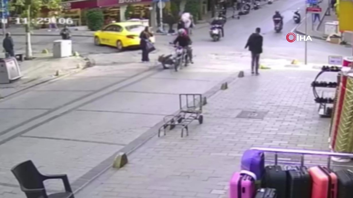 Fatih’te annesinin kolundan yola fırlayan çocuğa motosiklet çarptı, sürücü kaçtı