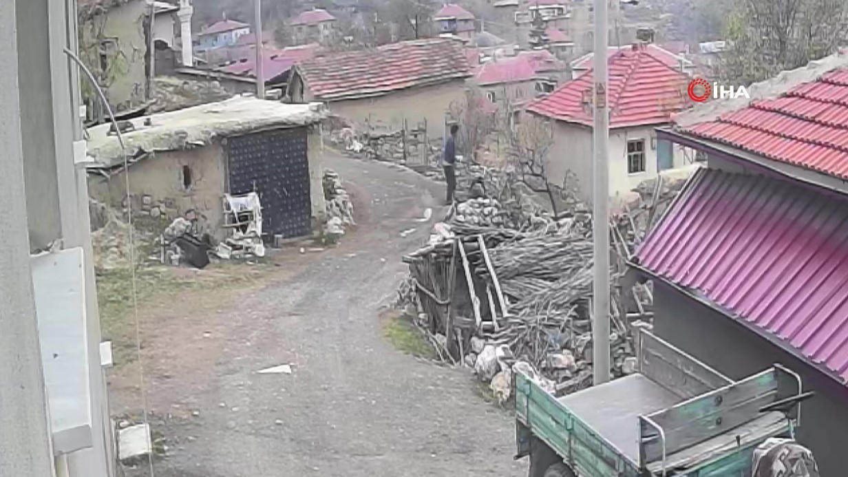 Yerde yatan karısının kafasına tekme attı