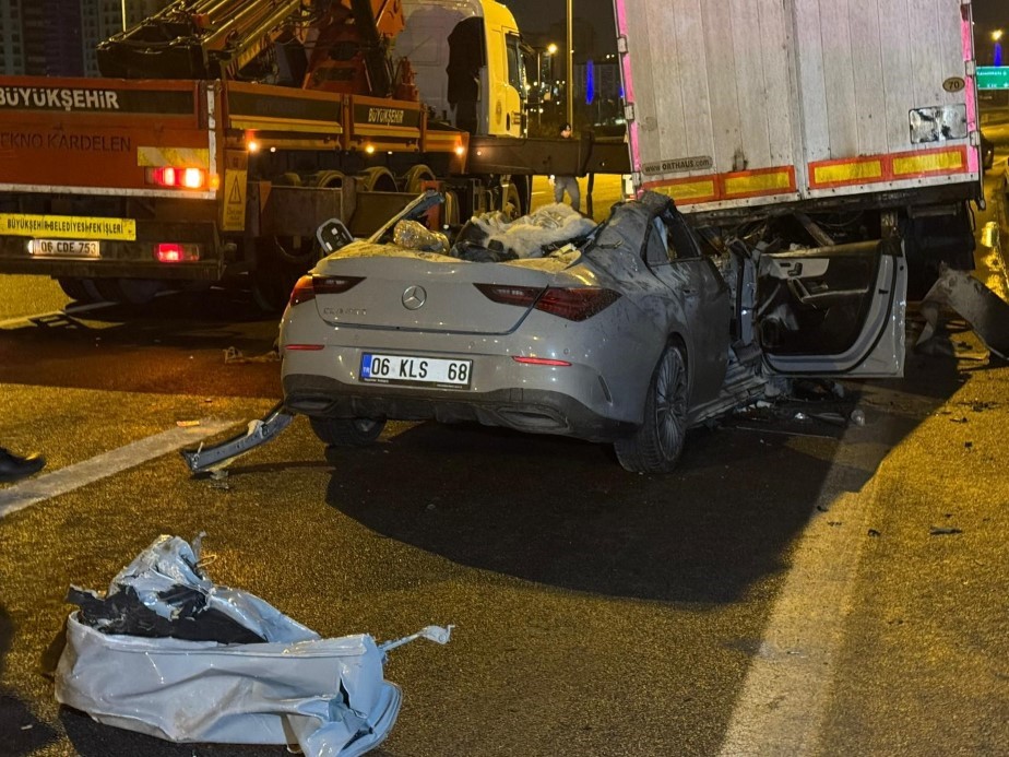 Ankara’da bir otomobil tırın altına girdi: 2 ölü 1 ağır yaralı