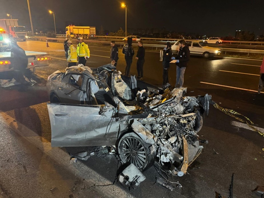 Ankara’da bir otomobil tırın altına girdi: 2 ölü 1 ağır yaralı