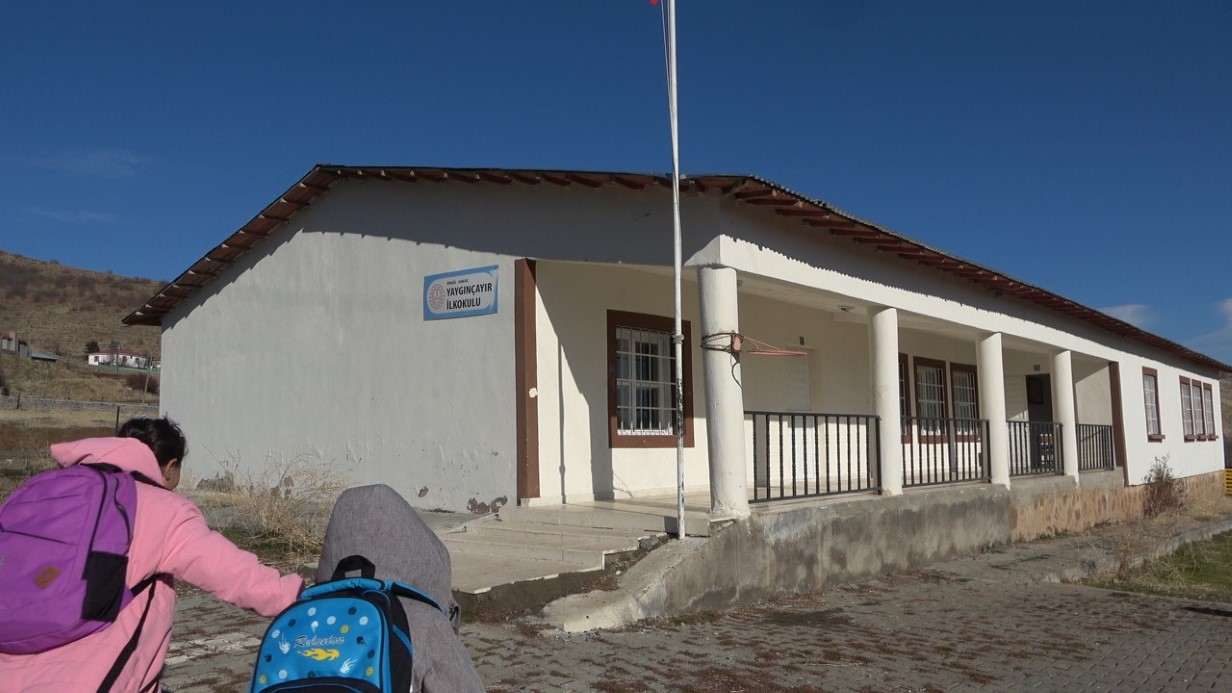 Tek öğretmen, dört öğrenci: Köy okuluna yürek ısıtan dokunuş