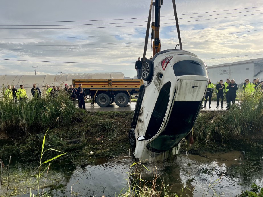 Gece evden otomobille ayrılan kadın, dereye düşen otomobilde hayatını kaybetti