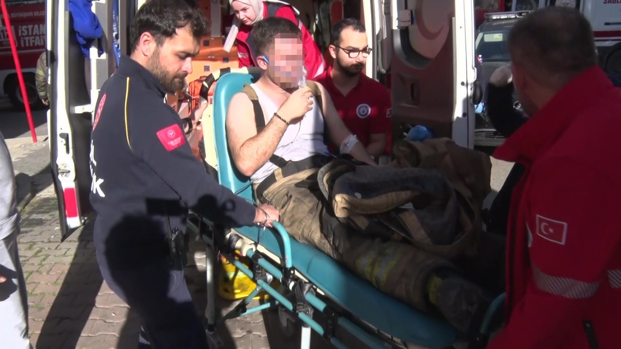 Sancaktepe’de asansör yangını: Anne-çocuk ve 2 itfaiye eri dumandan etkilendi