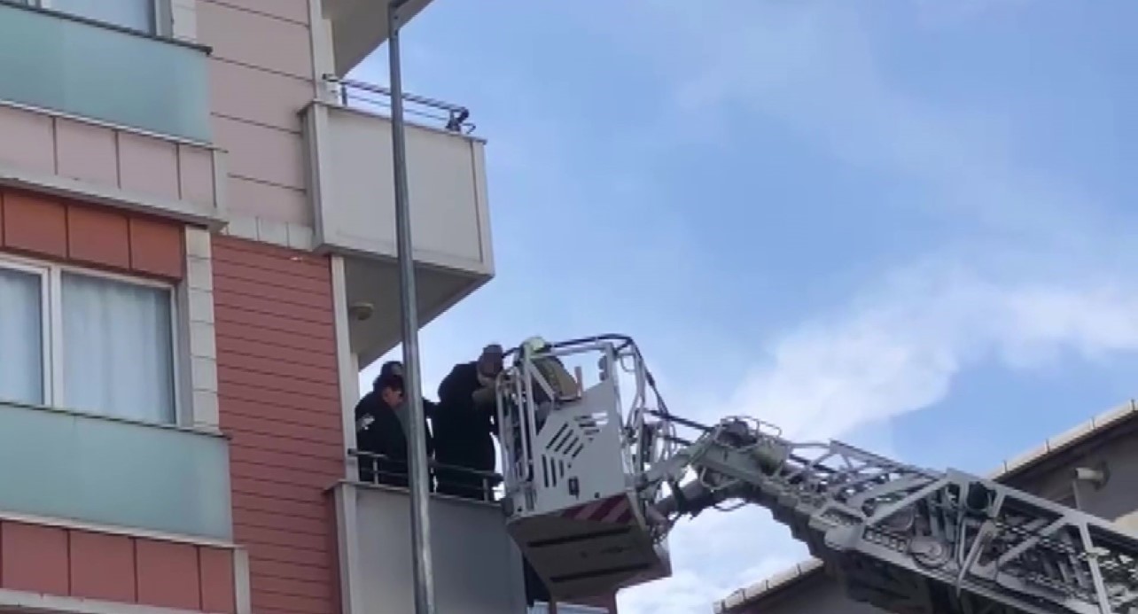 Sancaktepe’de asansör yangını: Anne-çocuk ve 2 itfaiye eri dumandan etkilendi