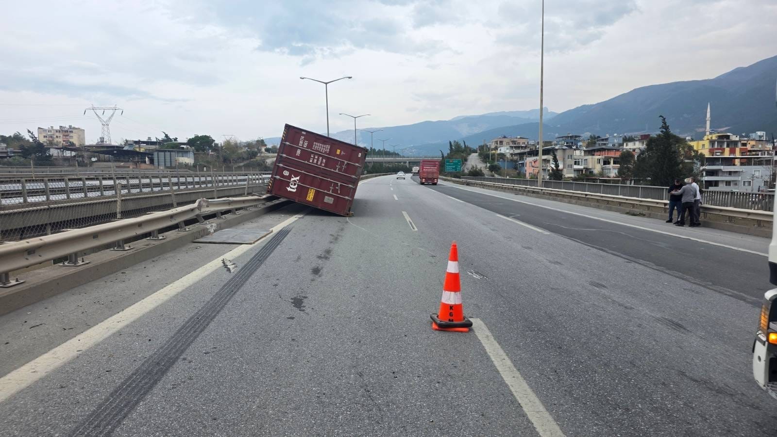Hatay’da fırtına nedeniyle tırlar devrildi