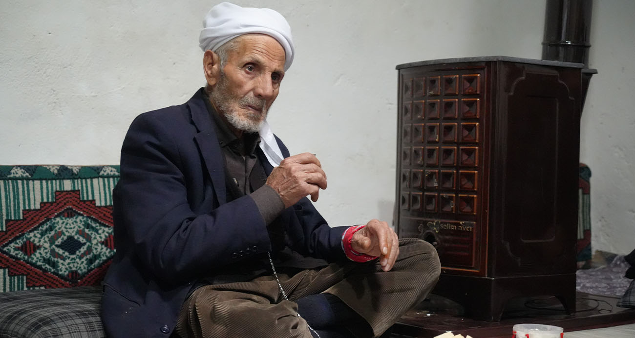 Muş’ta 86 yaşındaki Rüstem dede 50 yıldır sadece çay ve gofretle yaşamını sürdürüyor