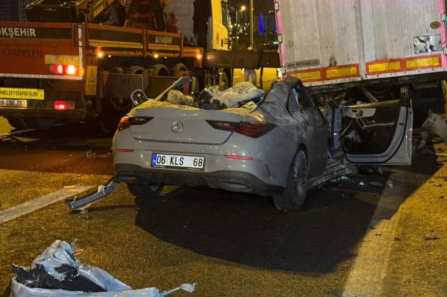 Ankara’da feci kaza otomobil tırın altına girdi: 2 ölü 1 ağır yaralı