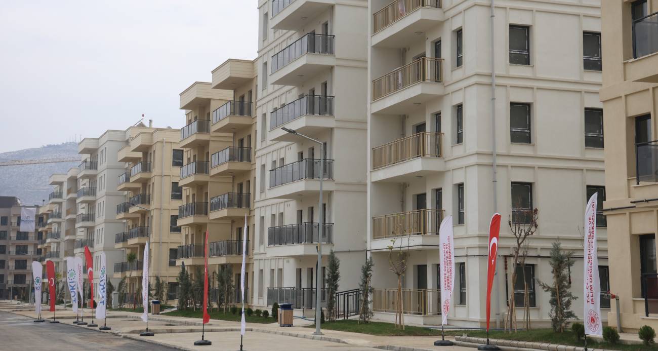 Çevre Şehircilik ve İklim Değişikliği Bakanı Murat Kurum, 10 Kasım tarihinde başvuruları başlayan 500 bin sosyal konut projesine şuan kadar 5 milyon 440 bin vatandaşın başvuruda bulunduğunu ifade ederek ilk kuraların 29 Aralık’ta çekileceğini belirtti ve evlerin yapımının hızlıca başlayacağını söyledi.