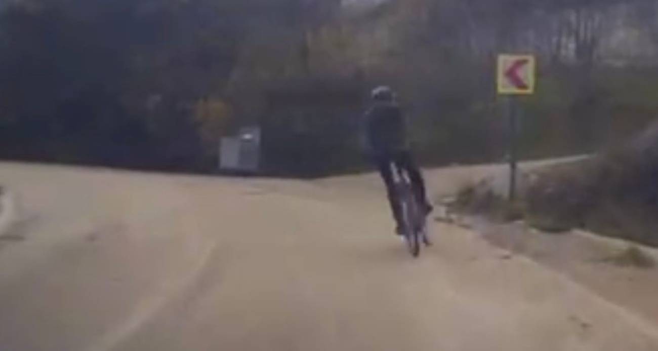 Bisikletli gencin karşı şeride geçip otomobile çarpmamak için su giderine savrulduğu anlar kameraya yansıdı. Bisikletli genç yaralı olarak kurtuldu.