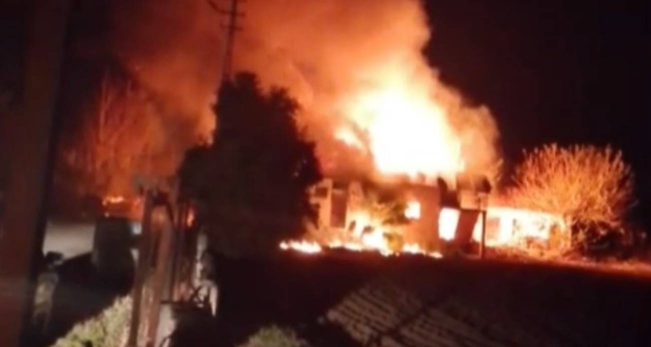 Tüplerin saklandığı ev alev aldı: Patlama anları kamerada