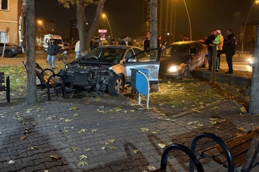 Kaza yapan otomobiller cami bahçesine girdi