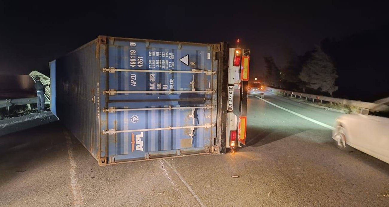 Hatay’da etkili olan fırtına nedeniyle kamyonet ve konteyner taşıyan tırlar devrildi.
