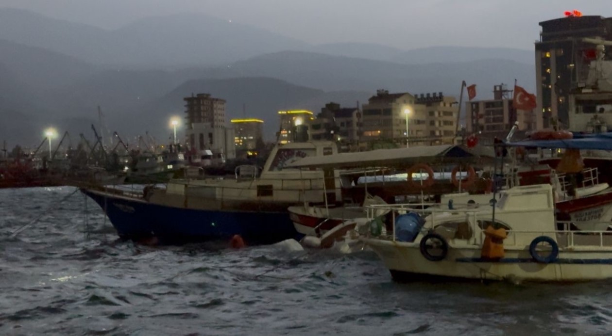 Hatay’da fırtınanın etkisiyle 5 tekne ve 1 yat alabora oldu