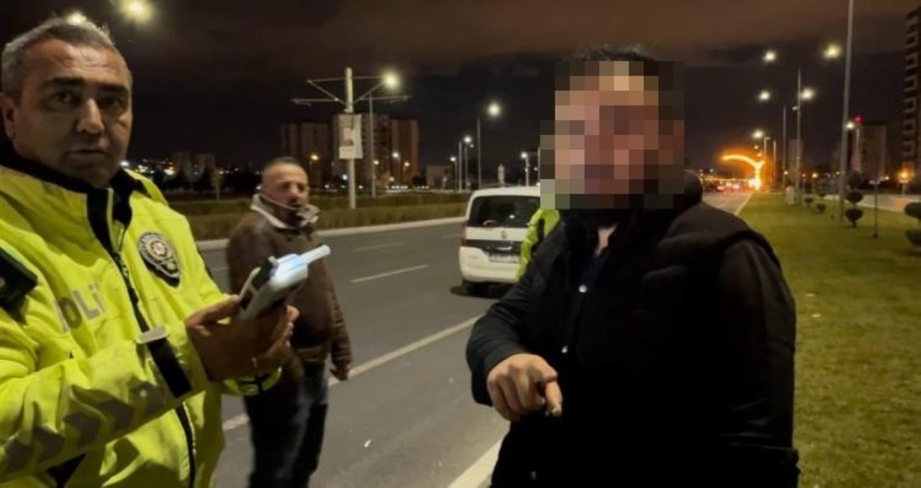 Kaza yapan alkollü sürücü, "Gazeteci çekerse üflemem" diyerek, ekiplere zorluk çıkardı