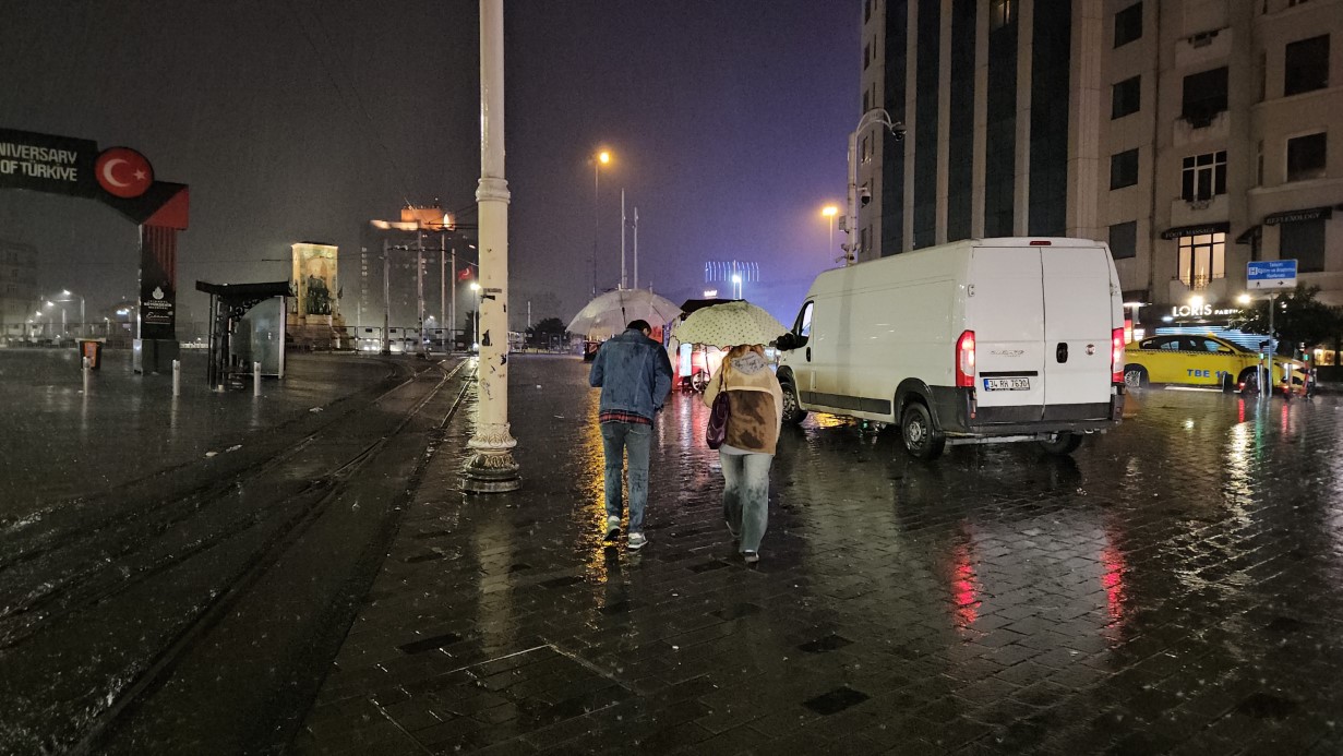 İstanbul'da beklenen sarı kodlu sağanak başladı: Peş peşe kazalar!