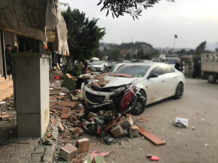 Fırtınanın etkisiyle yıkılan duvar 3 otomobile ve 1 motosiklet zarar verdi