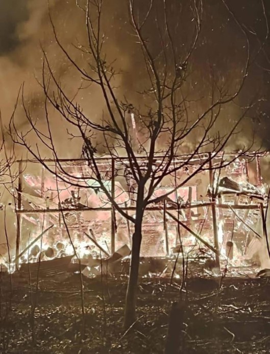 Feke’de ev yangını: bir ev kül oldu, lojman zarar gördü